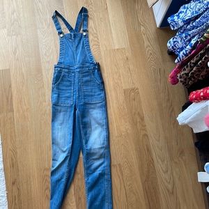 Madewell denim overalls. Loves these babies but I’m moving! Size XS
